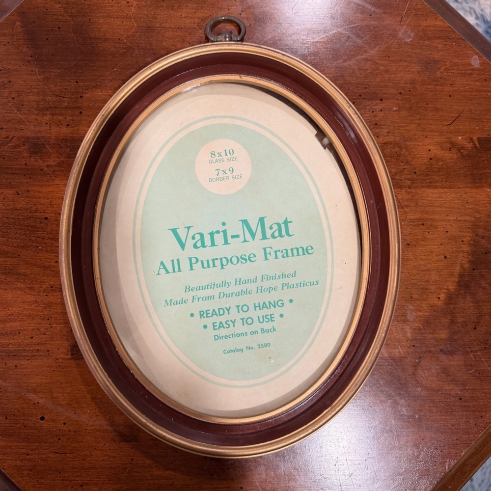 Vari-Mat Oval Photo Frame 8x10 Brown Gold Plastic Ready to Hang